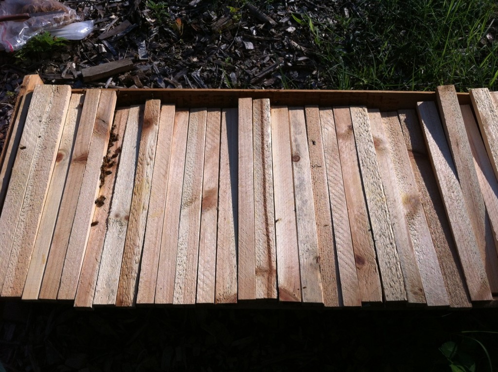 Top bar hive with slipping top bars